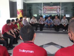 Program Jumat Curhat Polres Bandara di jempol Dua Karyawan Trolleyman