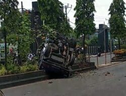 Mendahului Kendaraan Lain, Pick-up Oleng Hajar Pembatas Jalan