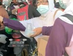 Ramadhan Berkah, PD Wanita Islam Jembrana Bagikan Ratusan Takjil Gratis Bagi Pemudik