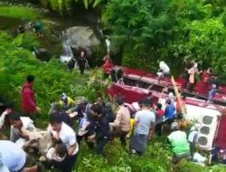 Diduga Hand Rem Blong, Bus Wisata Masuk Jurang di Objek Wisata Air Panas Guci