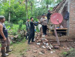 Teras Rumah Roboh, Bhabinkamtibmas Desa Tukadaya Ajak Warga Gotong Royong