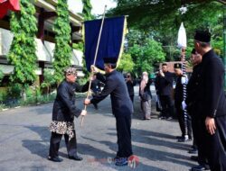 Pj Bupati Tegal Serahkan Pusaka Tombak Kyai Plered Untuk Dijamas