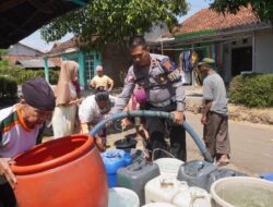 Alami Kekeringan, Polisi Salurkan Puluhan Ribu Air Bersih di Desa Dukuhbangsa