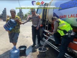 Peduli Kekeringan, Polisi Berikan Sembako dan Air Bersih di Desa Protomulyo