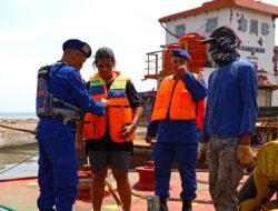 Jaga Keamanan dan Keselamatan, Satpolairud Tegal Kota Periksa Kapal dan Kesehatan Nelayan