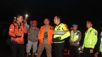 Kapolres Bareng Bupati Tegal Terjun Langsung Tangani Luapan Air di Underpass Pesurupan Prupuk Utara