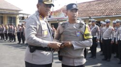 Menunjang Tugas Bhabinkamtibmas, Polres Tegal Berikan Puluhan Rompi Anti Sayat 