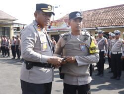 Menunjang Tugas Bhabinkamtibmas, Polres Tegal Berikan Puluhan Rompi Anti Sayat 