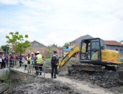 Cegah Banjir, 2.283 Meter Kubik Lumpur Bercampur Sampah Berhasil Dikeruk dari DAS Kali Jembangan