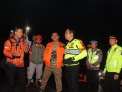 Kapolres Bareng Bupati Tegal Terjun Langsung Tangani Luapan Air di Underpass Pesurupan Prupuk Utara